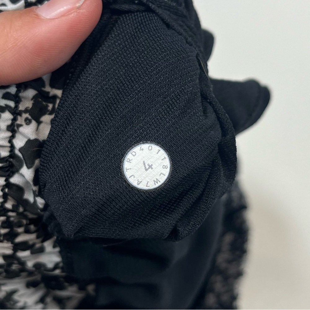 Lululemon Hotty Hot Shorts 2.5” Women’s Size 4 Chirasu Black /Alpine White - Picture 6 of 7